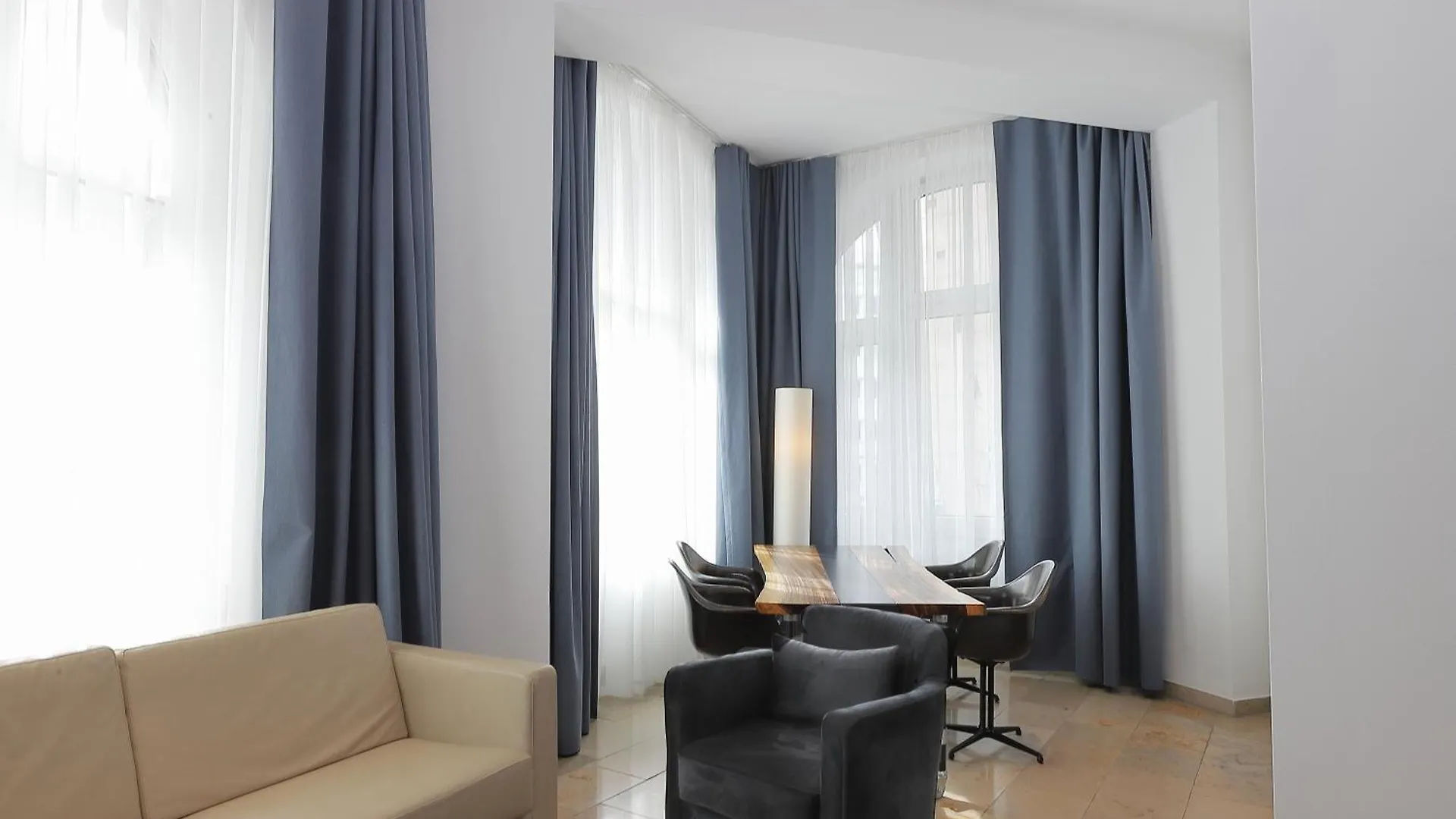 Devin Art Hotel Dusseldorf 4*,