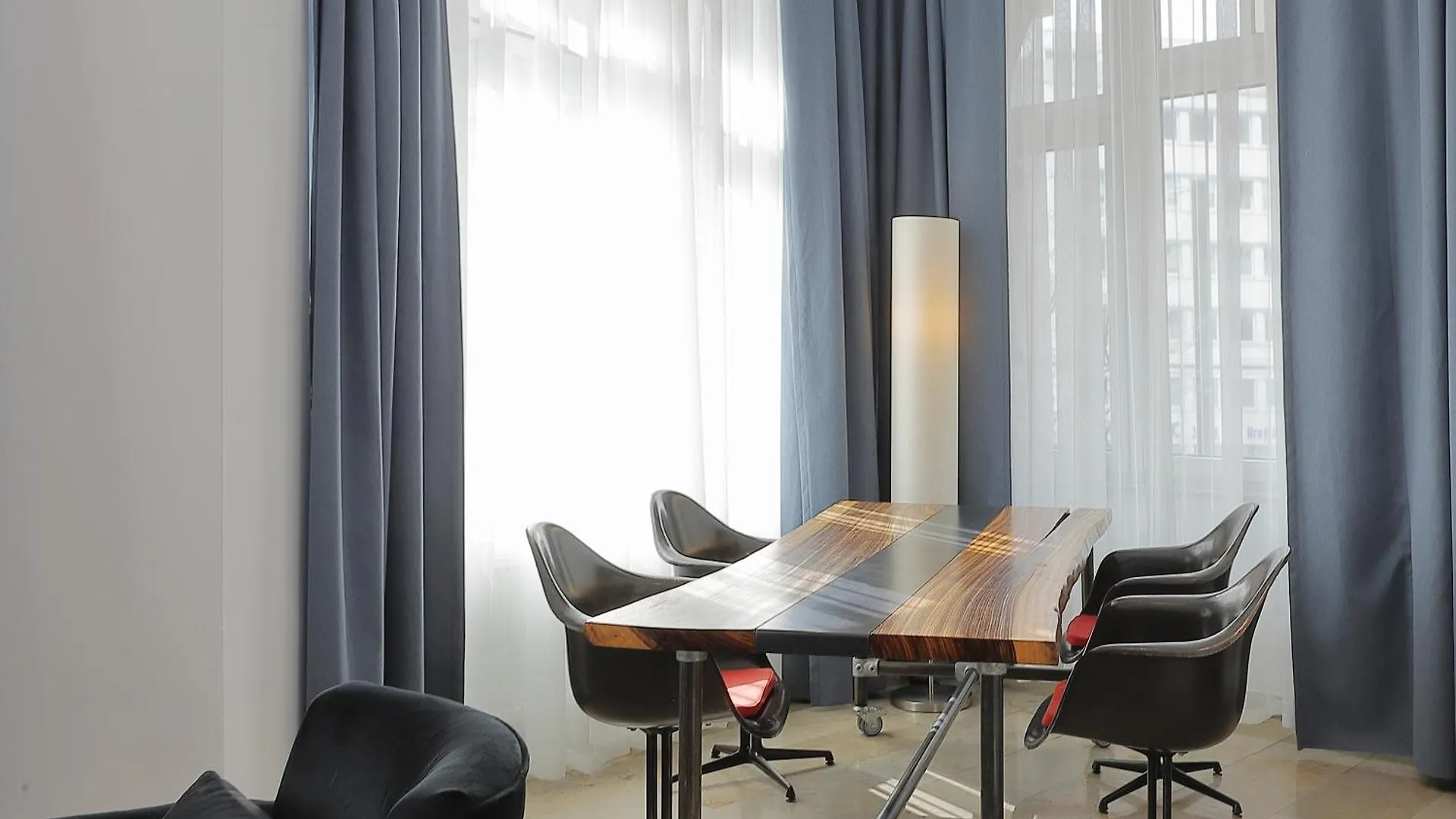 Devin Art Hotel Dusseldorf 4*,